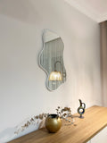 Asymetryczne lustro ścienne drewniane biała rama 48x76 cm