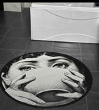 Dywan Okrągły Fornasetti Kobieta z Filiżanką Kawy 120x120 cm Ścienny