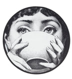 Dywan Okrągły Fornasetti Kobieta z Filiżanką Kawy 120x120 cm Ścienny