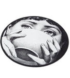 Dywan Okrągły Fornasetti Kobieta z Filiżanką Kawy 120x120 cm Ścienny