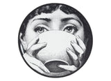 Dywan Okrągły Fornasetti Kobieta z Filiżanką Kawy 120x120 cm Ścienny